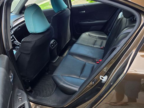 Used 2017 Honda Accord Touring image 12