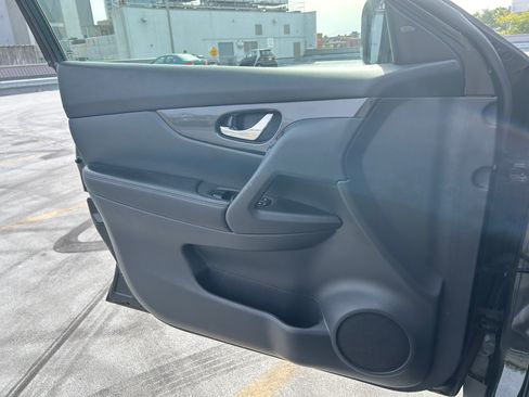 Used 2018 Nissan Rogue SV image 23