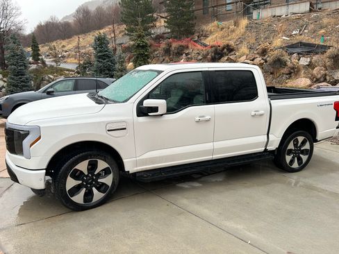 Used 2022 Ford F150 Lightning Platinum image 12