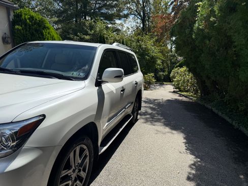 Used 2015 Lexus LX 570 4WD image 4
