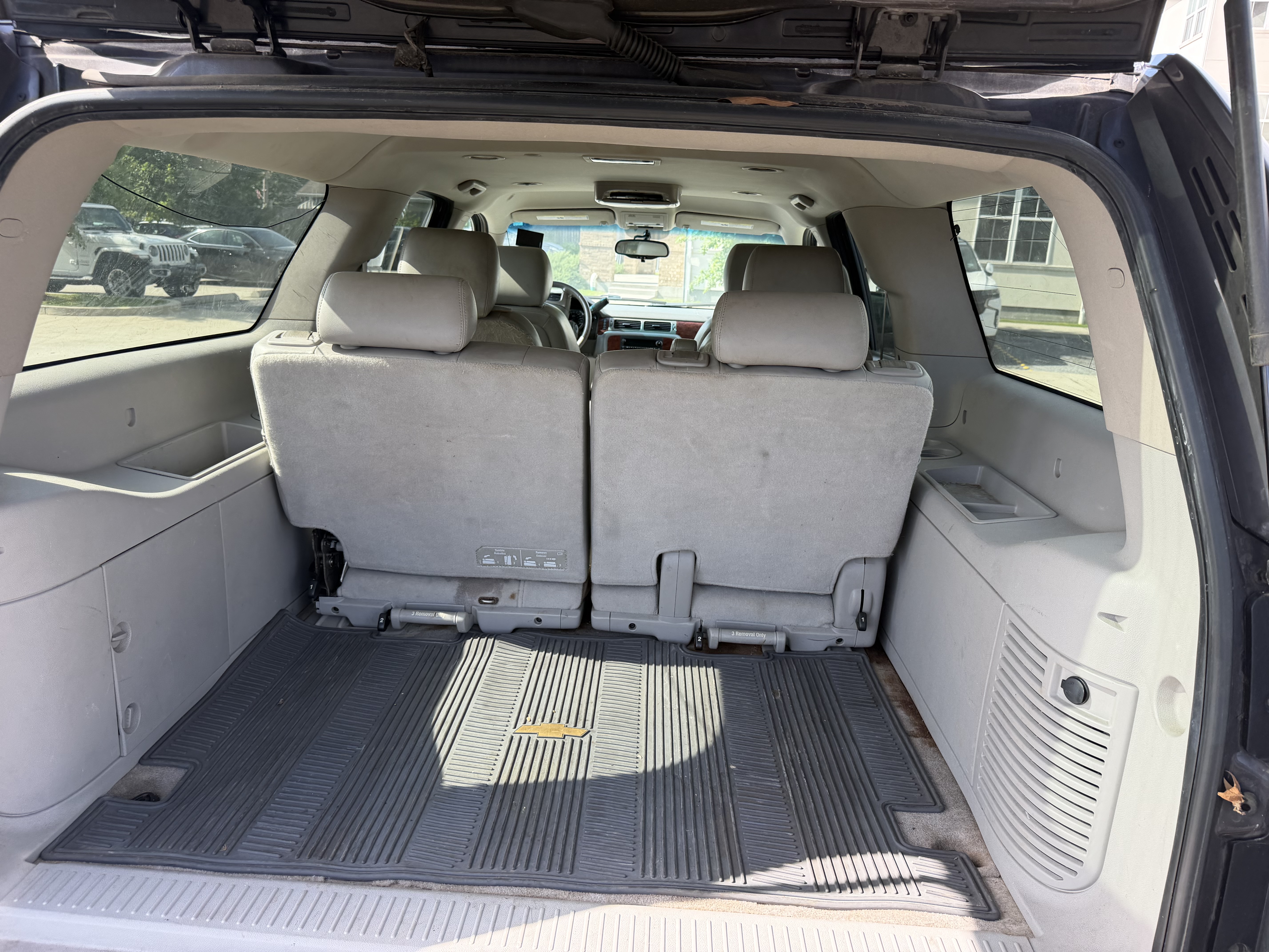 Used 2011 Chevrolet Suburban LT RWD image 6