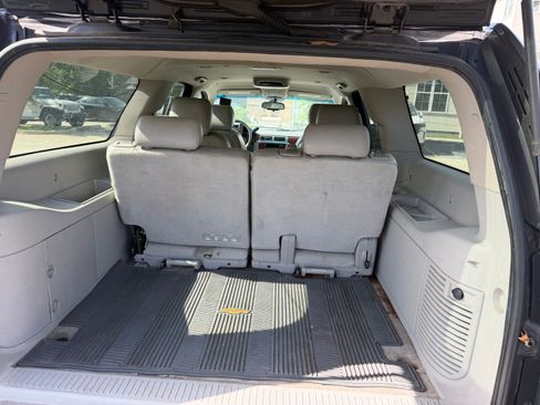 Used 2011 Chevrolet Suburban LT RWD image 6