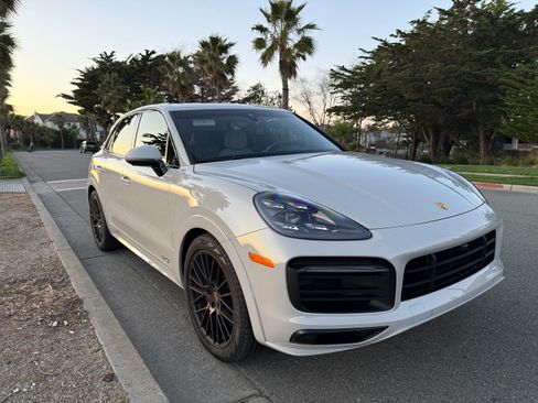 Used 2021 Porsche Cayenne GTS image 9