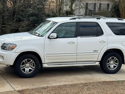 Used 2005 Toyota Sequoia SR5 image 1