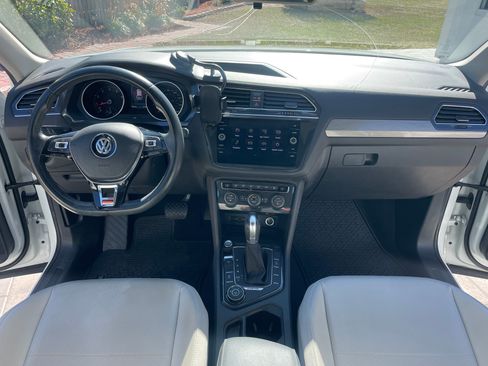 Used 2018 Volkswagen Tiguan SE w/ Panoramic Sunroof Package image 17