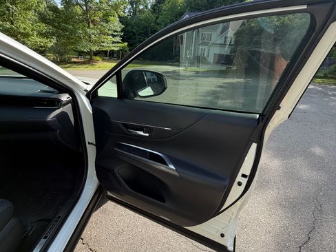 Used 2022 Toyota Venza XLE AWD/4WD image 9