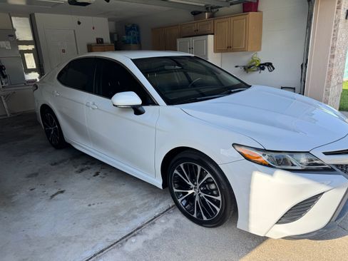 Used 2018 Toyota Camry SE w/ Convenience Package FWD image 2