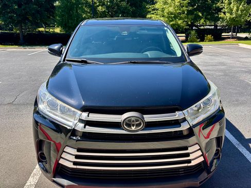Used 2019 Toyota Highlander LE FWD image 2