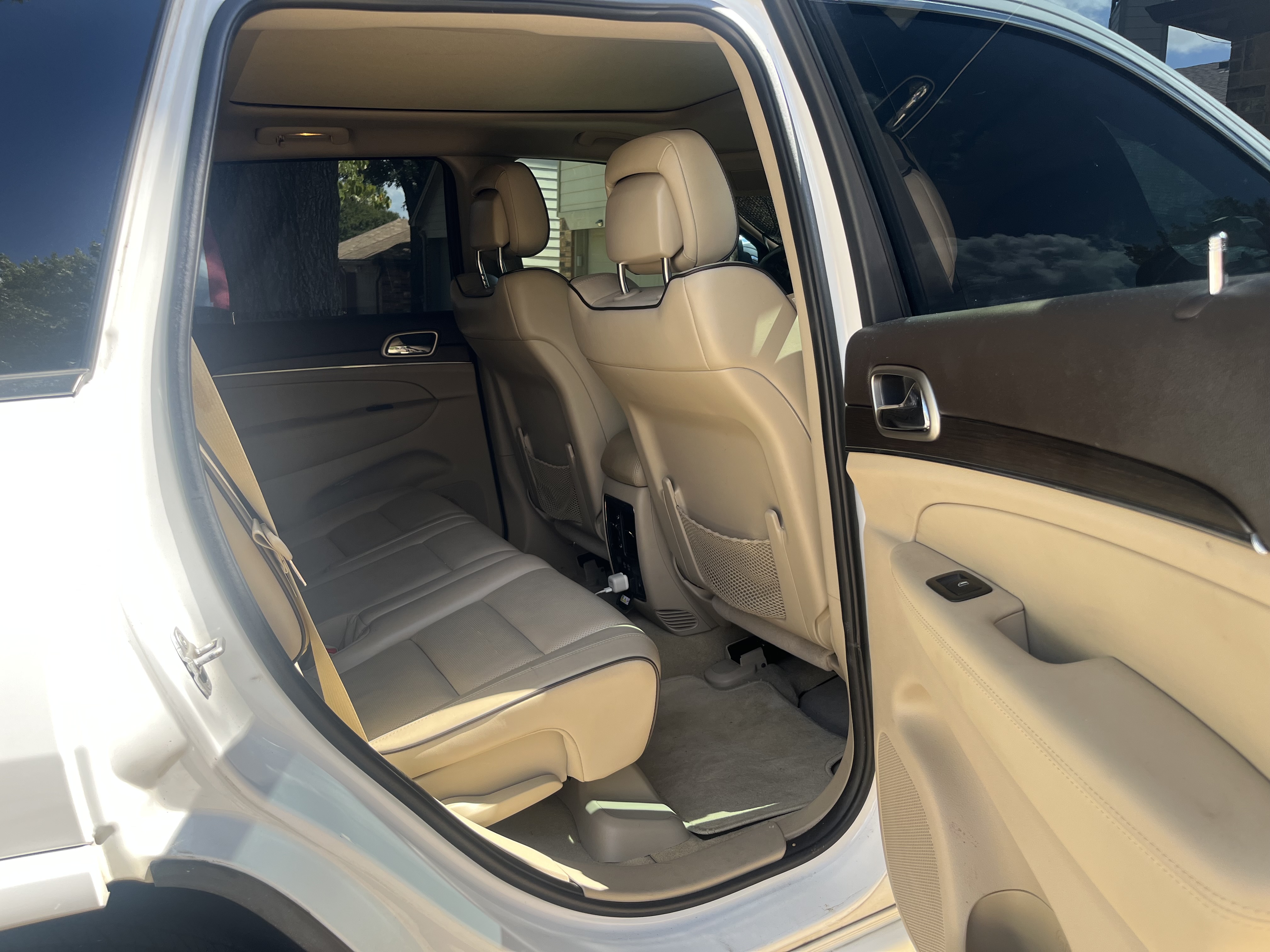 Used 2014 Jeep Grand Cherokee Overland w/ Advanced Technology Group AWD/4WD image 11