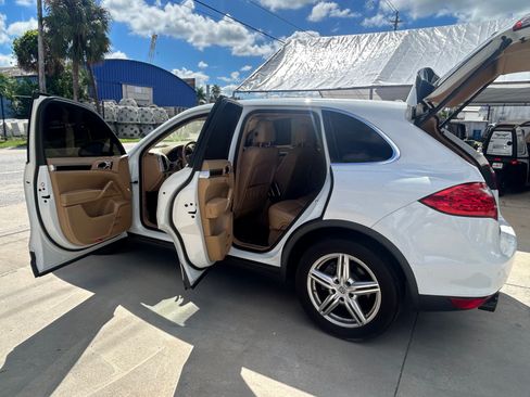 Used 2013 Porsche Cayenne image 10