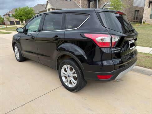 Used 2017 Ford Escape SE image 4