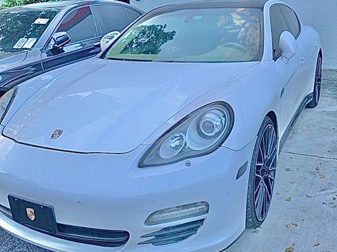 Used 2011 Porsche Panamera image 2