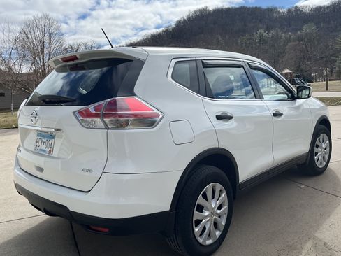 Used 2016 Nissan Rogue S image 2