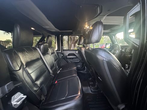 Used 2019 Jeep Wrangler Unlimited Sahara image 11