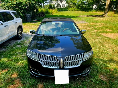 Used 2010 Lincoln MKZ image 1