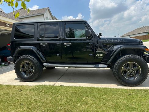 Used 2018 Jeep Wrangler Unlimited Sahara AWD/4WD image 8