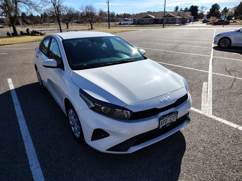 Used 2022 Kia Forte FE Sedan 4D image 4