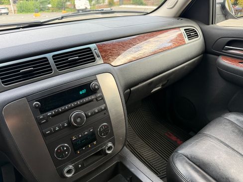 Used 2007 GMC Yukon XL SLT w/ SLT Preferred Equipment Group AWD/4WD image 9