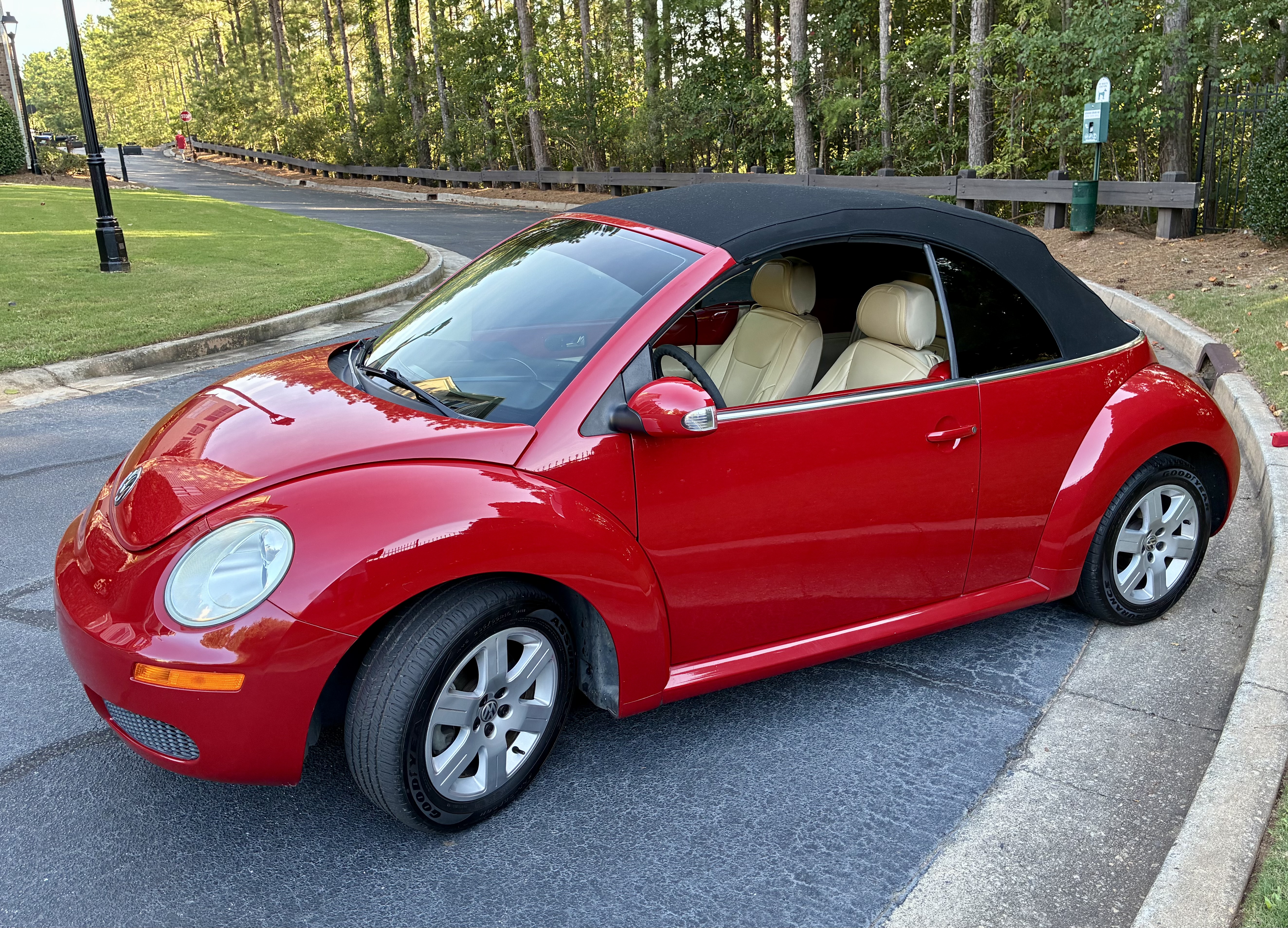 Used 2007 Volkswagen Beetle Convertible w/ Package 1 FWD image 1