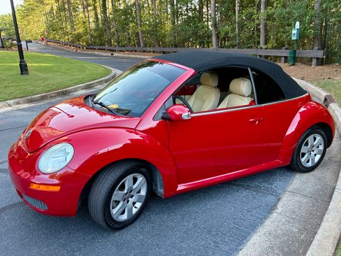 Used 2007 Volkswagen Beetle Convertible w/ Package 1 FWD image 1