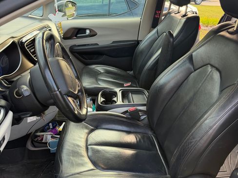 Used 2017 Chrysler Pacifica Touring-L FWD image 2