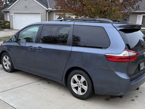 Used 2015 Toyota Sienna LE image 2