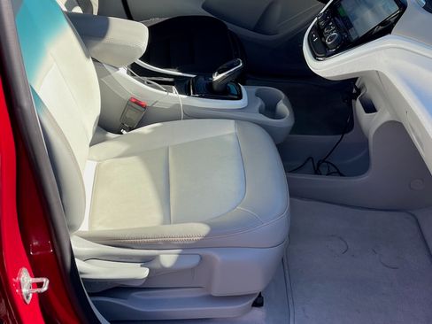 Used 2019 Chevrolet Bolt Premier w/ Infotainment Package image 15