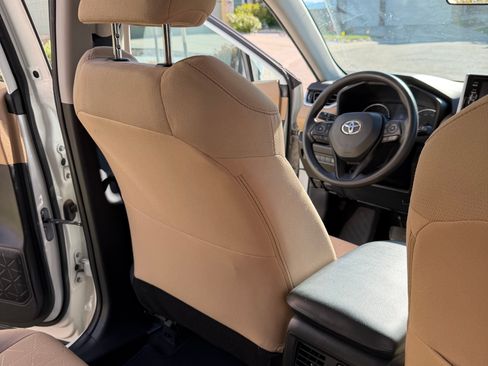 Used 2021 Toyota RAV4 XLE w/ Convenience Package FWD image 16