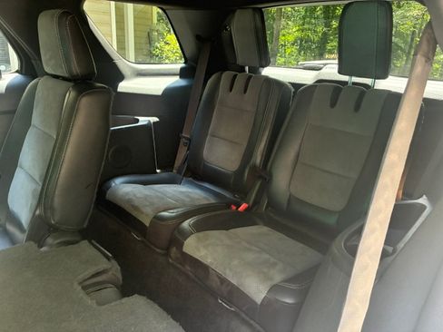 Used 2015 Ford Explorer XLT w/ Equipment Group 202B AWD/4WD image 18