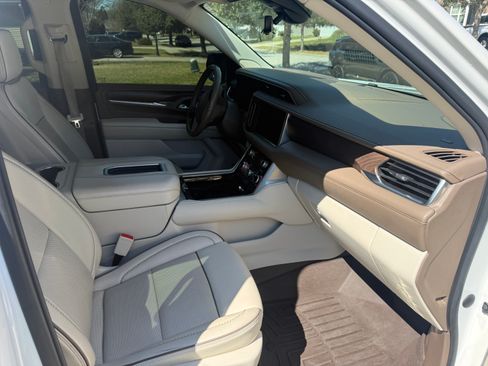 Used 2022 GMC Yukon Denali w/ Denali Premium Package image 9