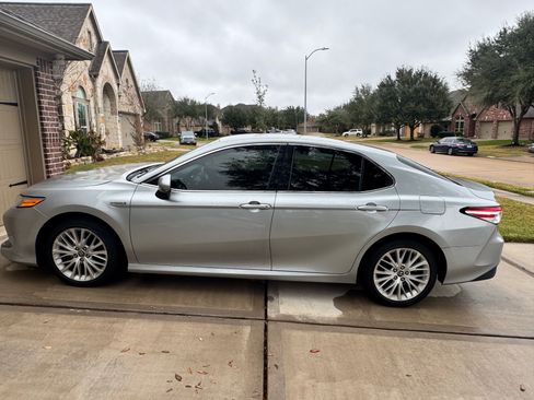 Used 2018 Toyota Camry XLE image 4