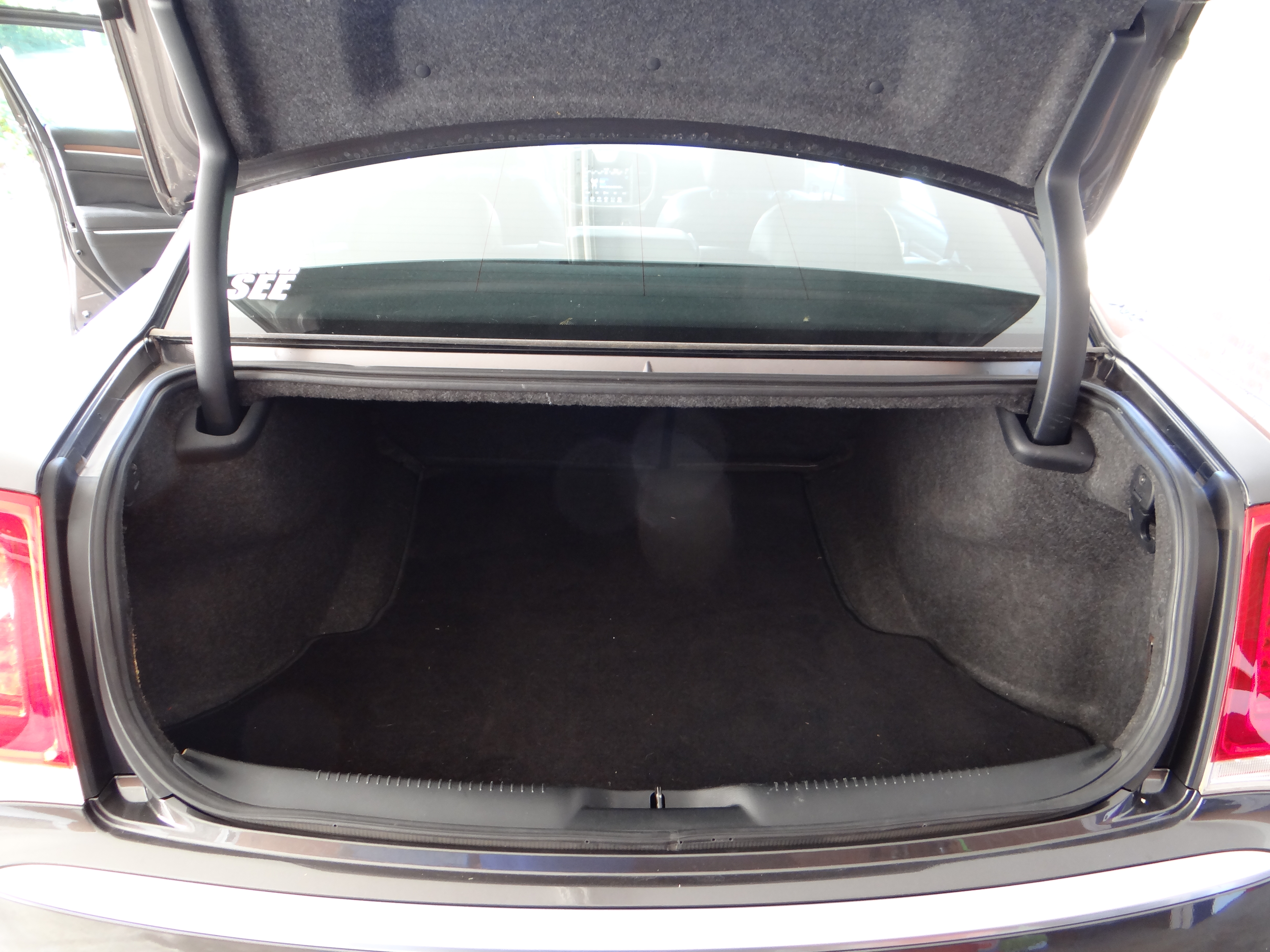 Used 2018 Chrysler 300 C RWD image 16