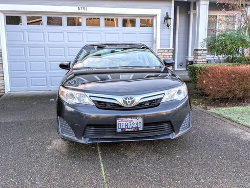 Used 2012 Toyota Camry LE image 1