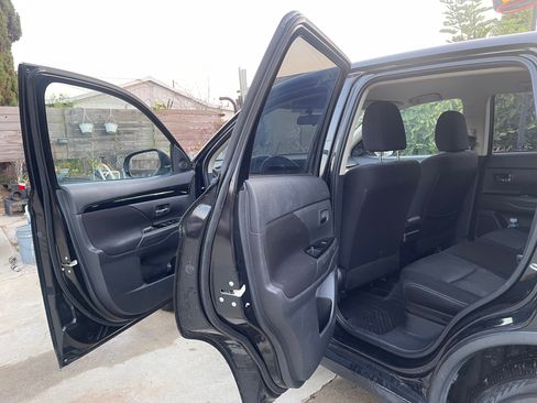 Used 2015 Mitsubishi Outlander ES image 2