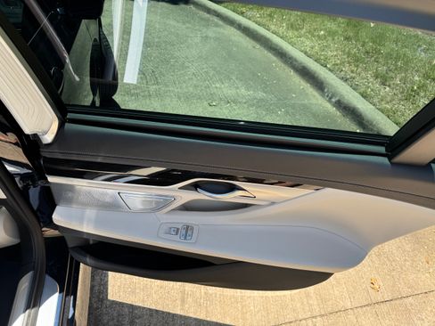 Used 2018 BMW 750i xDrive AWD/4WD image 22