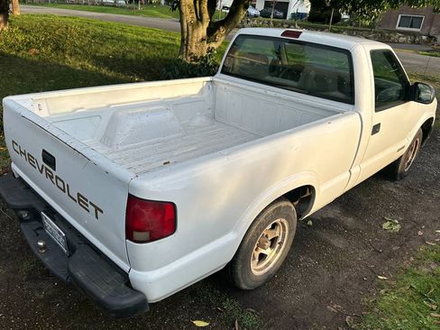 Used 2002 Chevrolet S10 Pickup 2WD Regular Cab image 2