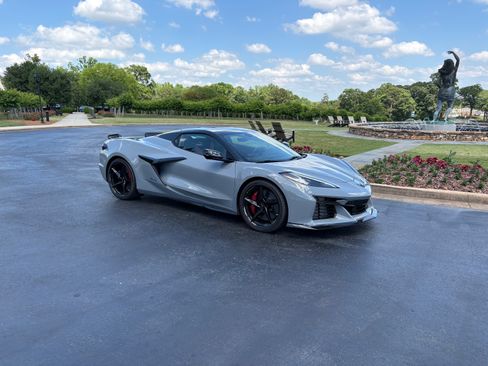 Used 2025 Chevrolet Corvette E-Ray w/ Stealth Interior Trim Package AWD/4WD image 2