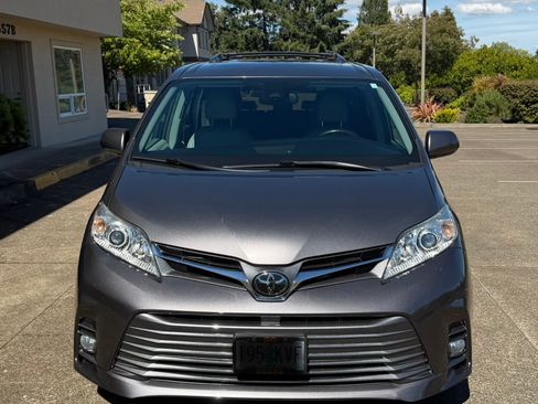 Used 2018 Toyota Sienna XLE Premium FWD image 4