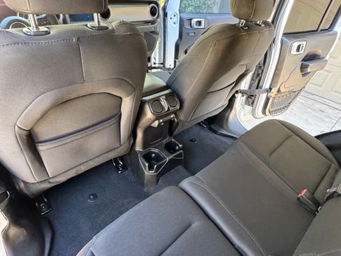 Used 2018 Jeep Wrangler Unlimited Sport S image 19