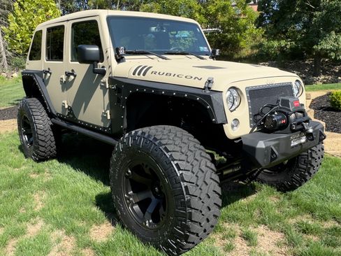 Used 2017 Jeep Wrangler Unlimited Rubicon w/ Connectivity Group image 1