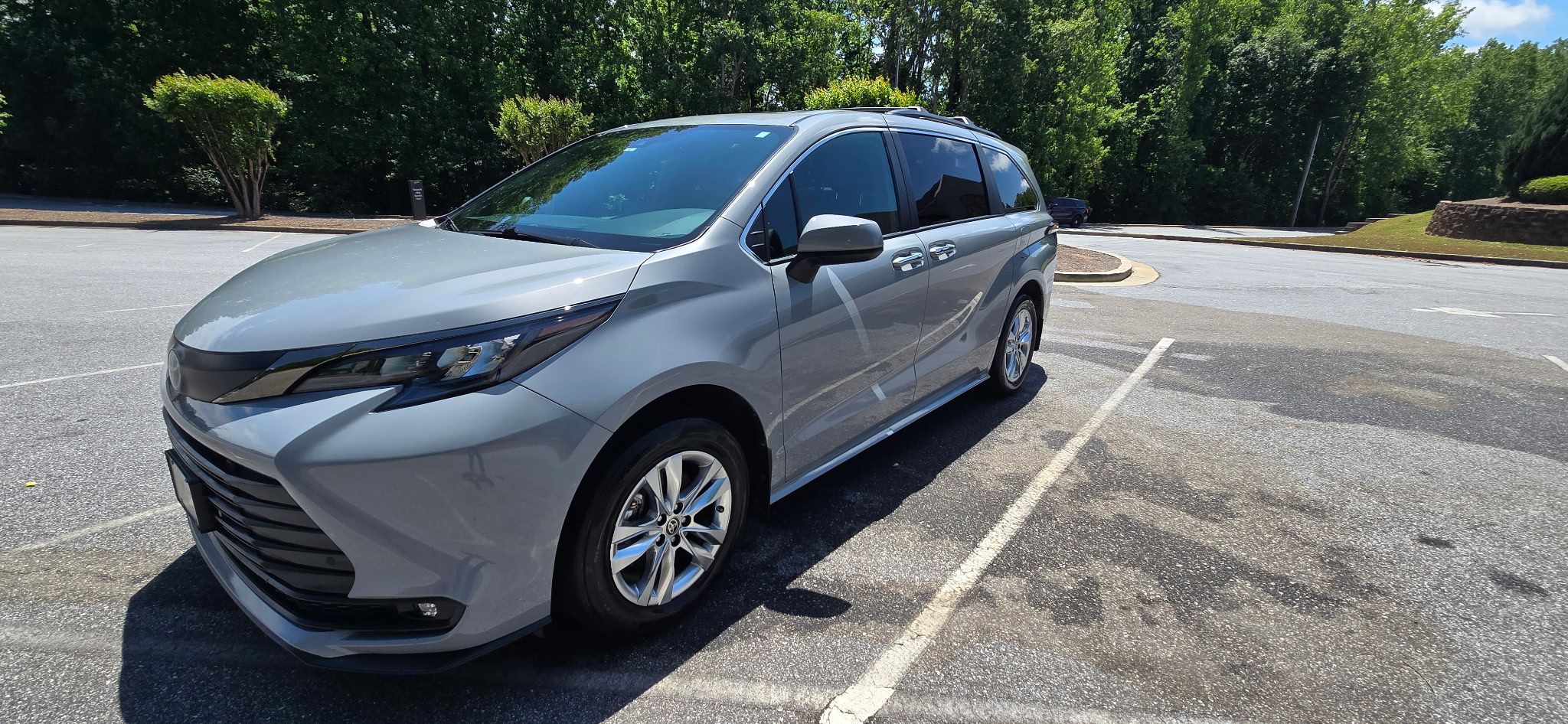 Used 2022 Toyota Sienna XLE Woodland Edition AWD/4WD image 1