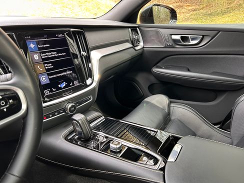 Used 2022 Volvo S60 T8 R-Design image 25