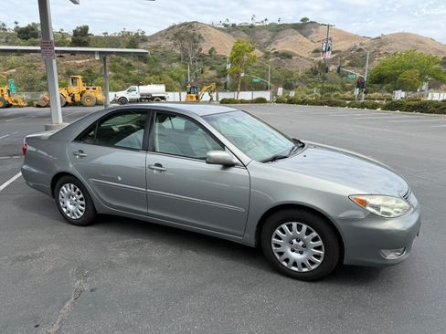 Used 2005 Toyota Camry XLE FWD image 11