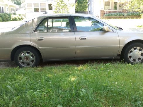 Used 2001 Cadillac De Ville w/ Comfort/Convenience Pkg FWD image 1