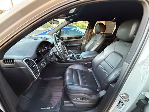 Used 2022 Porsche Cayenne AWD/4WD image 12