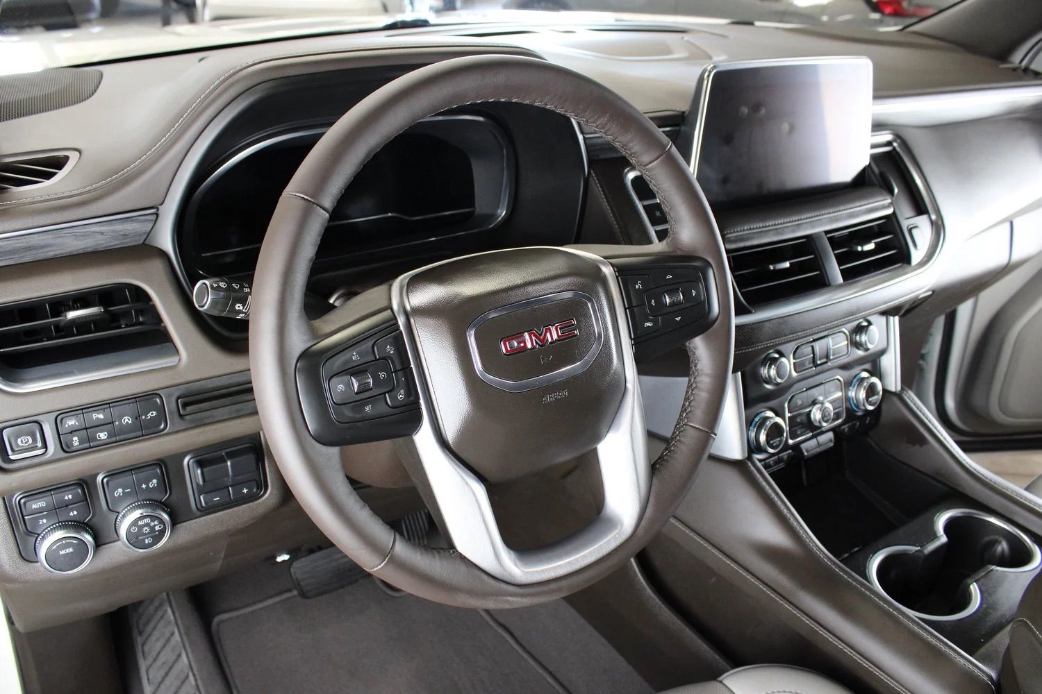 Used 2022 GMC Yukon SLT w/ SLT Luxury Package AWD/4WD image 9