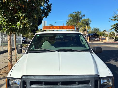 Used 2006 Ford F250 XL RWD image 2