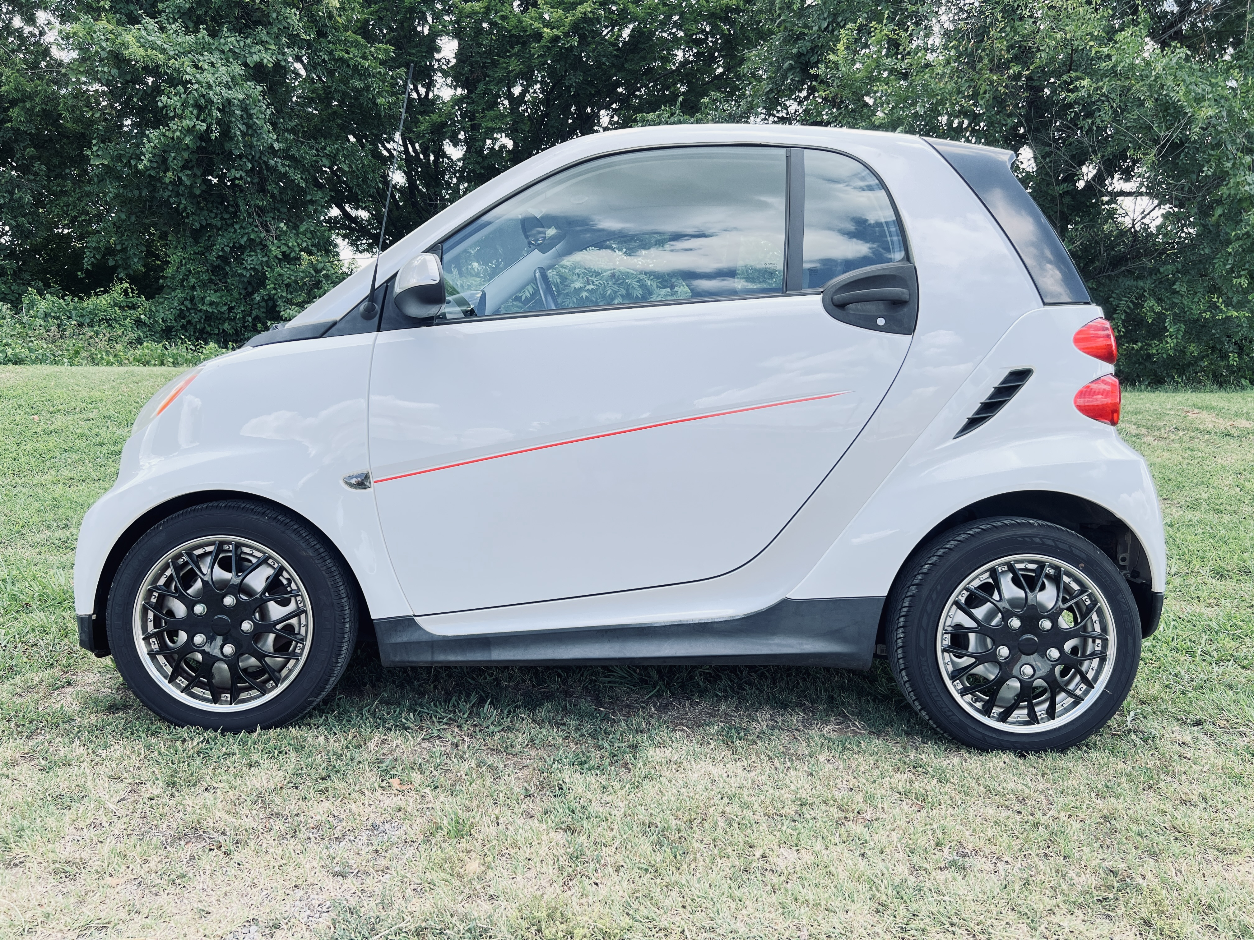 Used 2015 smart fortwo passion RWD image 1