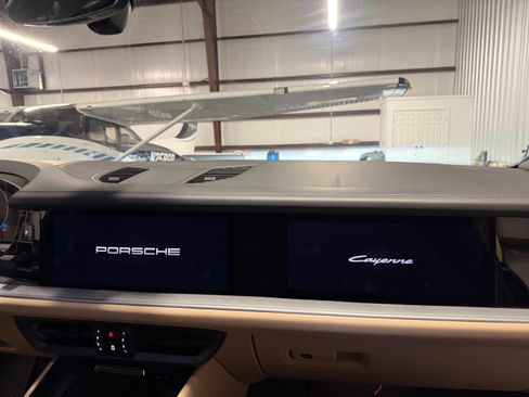 Used 2025 Porsche Cayenne AWD/4WD image 14