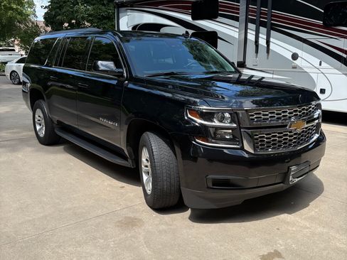 Used 2019 Chevrolet Suburban LT RWD image 4